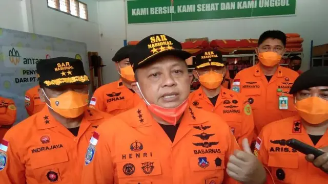 Kepala Basarnas RI Marsekal Madya TNI Henri Alfiandi saat diwawancara di sela-sela kunjungan kerja di Kantor Basarnas Kendari, Kota Kendari, Sulawesi Tenggara, Sabtu (19/3/2022) (ANTARA/Harianto)