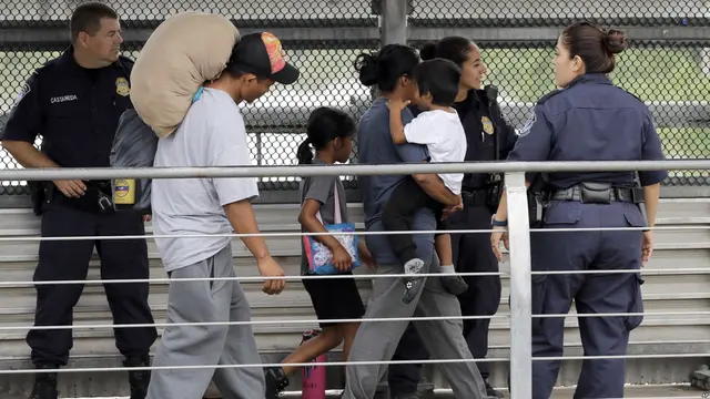 Imigran ilegal dikawal untuk pulang kembali ke negara asalnya oleh petugas imigrasi Amerika Serikat (AP/David J. Philip)