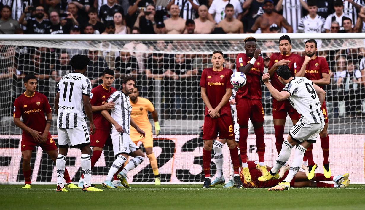 Tuan rumah Juventus sudah unggul 1-0 saat laga baru berjalan dua menit lewat eksekusi tendangan bebas kaki kiri yang cantik dari Dusan Vlahovic. Tendangan bebas diberikan wasit usai Juan Cuadrado dijatuhkan Nemanja Matic di depan kotak penalti. Sepakan kaki kiri Vlahovic bersarang di pojok kiri gawang Rui Patricio setelah sempat membentur mistar gawang. (AFP/Marco Bertorello)