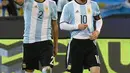 Bek Argentina, Gabriel Mercado (kiri) merayakan gol dengan Lionel Messi saat pertandingan persahabatan mereka antara Brasil dan Argentina di MCG di Melbourne (9/6). Argentina menang atas Brasil dengan skor 1-0. (AFP Photo/Mal Fairclough)