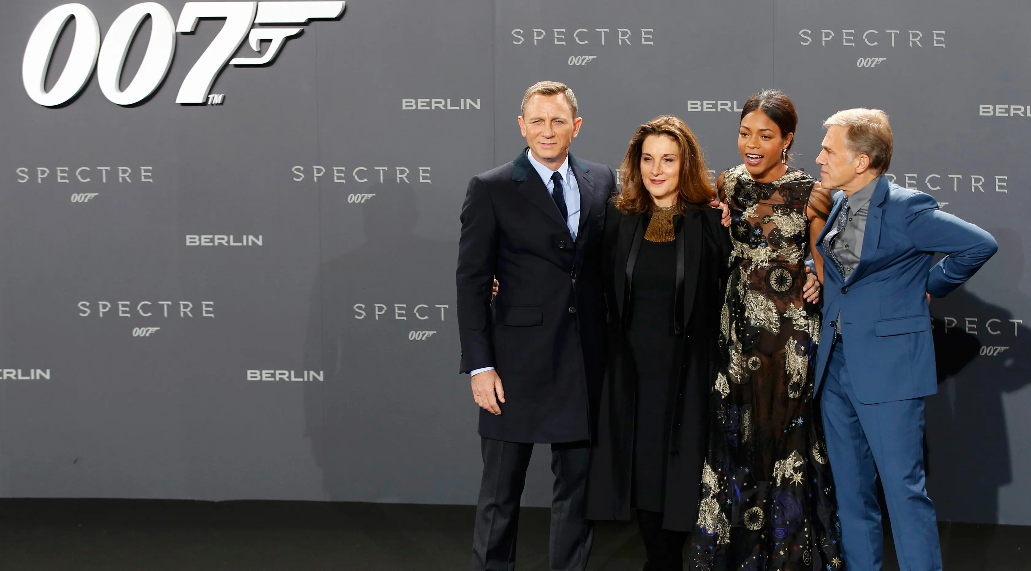 Aktor Daniel Craig (kiri) berpose bersama Produser Barbara Broccoli (kedua kiri) dan artis lainnya saat hadiri premiere film James Bond 007 "Spectre" di Jerman, (28/10/2015). Film ini akan dirilis pada tanggal 6 November 2015. (REUTERS/Fabrizio Bensch)