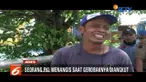 Penertiban yang dilakukan Satpol PP terhadap trotoar di kawasan Jatinegara, Jaktim, diwarnai tarik menarik barang dagangan antara petugas dengan PKL. Bahkan seorang PKL menangis saat gerobaknya diangkut.