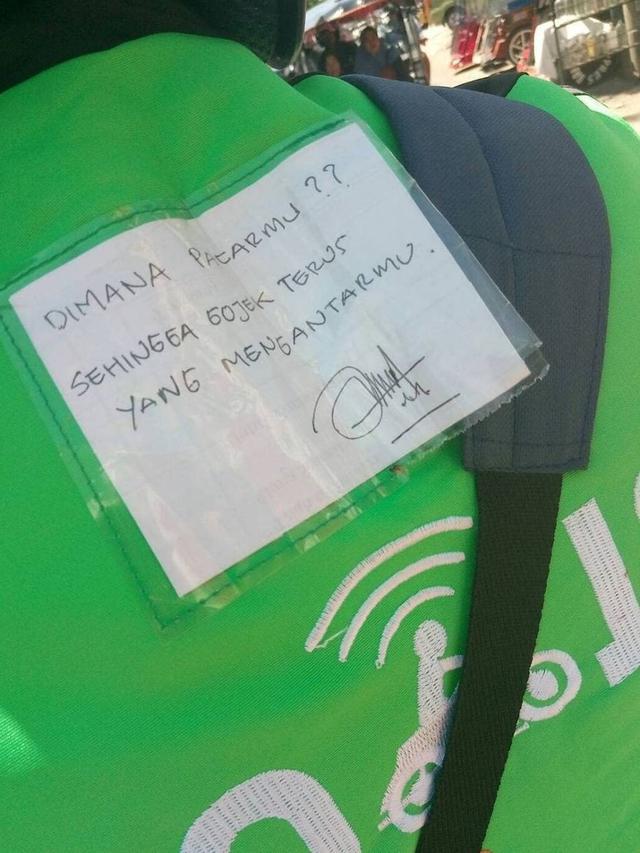 Hibur Sampai Bikin Salut Penumpang, Ini Tulisan Kocak Jaket Driver Ojol