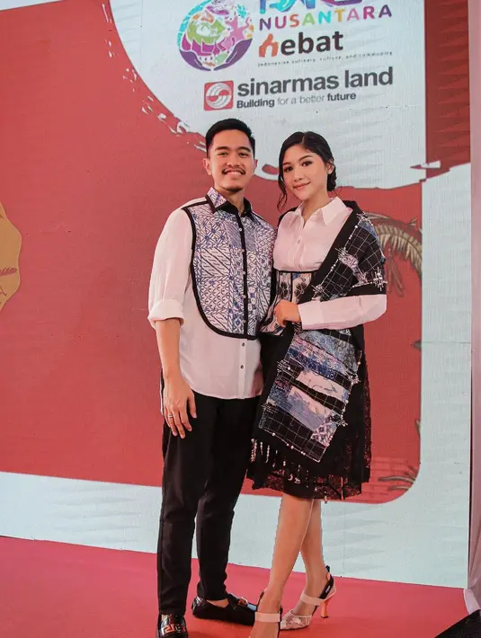 Senada dengan sang istri, Kaesang turut mengenakan kemeja dengan patch batik rancangan desainer serupa. [Foto: IG/erinagudono].