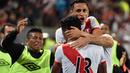 Gelandang Peru, Renato Tapia #13 merayakan golnya bersama rekan-rekannya saat melawan Ekuador pada laga kualifikasi Piala Dunia 2018 Zona Conmebol di Lima, (7/9/2016) WIB. (AFP/Cris Bouroncle)