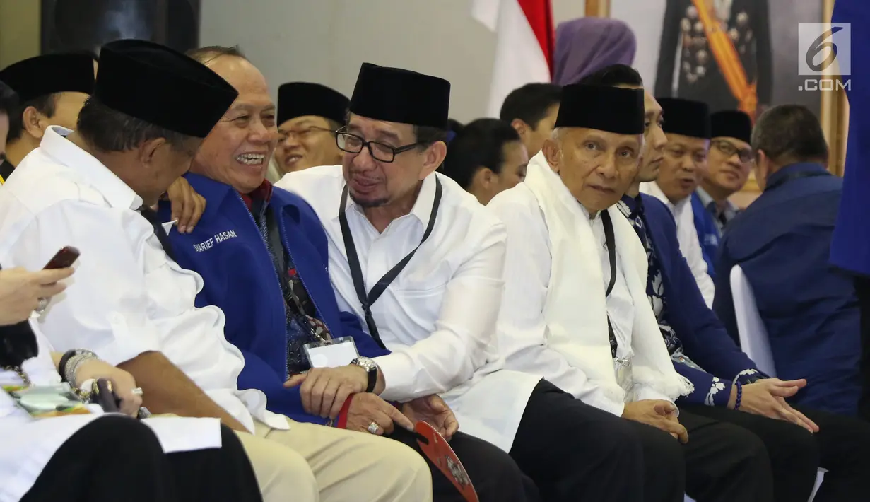 Amien Rais (kanan) jelang mendampingi pasangan Prabowo/Sandi Uno mendaftar bakal Capres/Cawapres Pemilu 2019 di Gedung KPU, Jakarta, Jumat (10/8). (Liputan6.com/Helmi Fithriansyah)