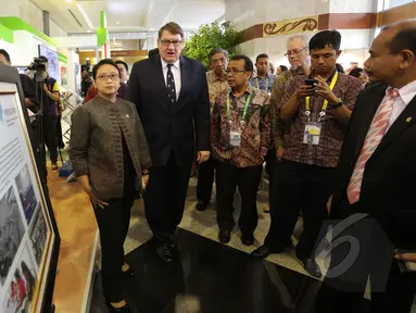 Menlu RI Retno Marsudi (kiri) bersama Perwakilan PBB untuk Indonesia Douglas Broderick melihat Pameran Kerjasama Selatan-Selatan Triangular (KSST) di Jakarta, (19/4/2015). Pameran merupakan rangkaian KTT Asia Afrika 2015. (Liputan6.com/Herman Zakharia)