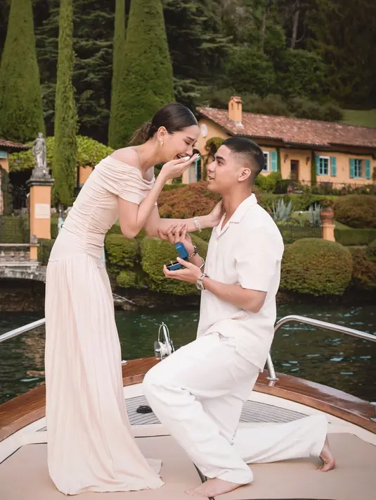 Alyssa Daguise kenakan dress nude bergaya klasik seharga Rp1,6jutaan saat dilamar Al Ghazali di Italia. [@alyssadaguise]