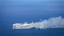 Kapal penyelamat menyemprotkan air ke kapal yang terbakar untuk mendinginkannya, tetapi menggunakan terlalu banyak air berisiko tenggelam, kata penjaga pantai Belanda. Kapal nahas itu melekat pada kapal penyelamat untuk mencegahnya hanyut. (Jan Spoelstra/ANP/AFP)