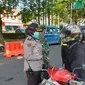 Polisi memperingatkan warga yang masih belumpatuh terhadap aturn PSBB. (Liputan6.com/Achamd Sudarno)