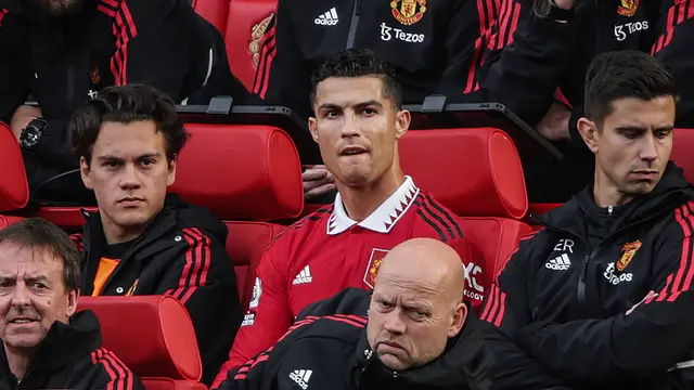 Foto: Kumpulan Ekspresi Bete Cristiano Ronaldo Pakai Baju Cadangan MU di Era Erik Ten Hag