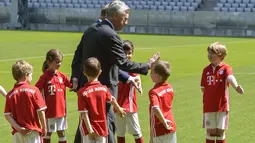Anak-anak menyambut kedatangan Pelatih baru Bayern Munchen, Carlo Ancelotti di Stadion klub FC Bayern Munich, Jerman, (11//7/2016). (AFP/Guenter Schiffmann)