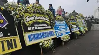 Karangan bunga untuk Ani Yudhoyono di Taman Makam Pahlawan Kalibata, Jakarta Selatan, Minggu (2/6/2019). (Liputan6.com/ Yopi Makdori)