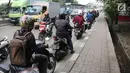 Sejumlah pengendara motor melawan arah saat terjadi kemacetan di Jalan Daan Mogot, Jakarta, Jumat (23/3). Tindakan tersebut dapat membahayakan diri sendiri dan pengendara yang lain. (Liputan6.com/Arya Manggala)