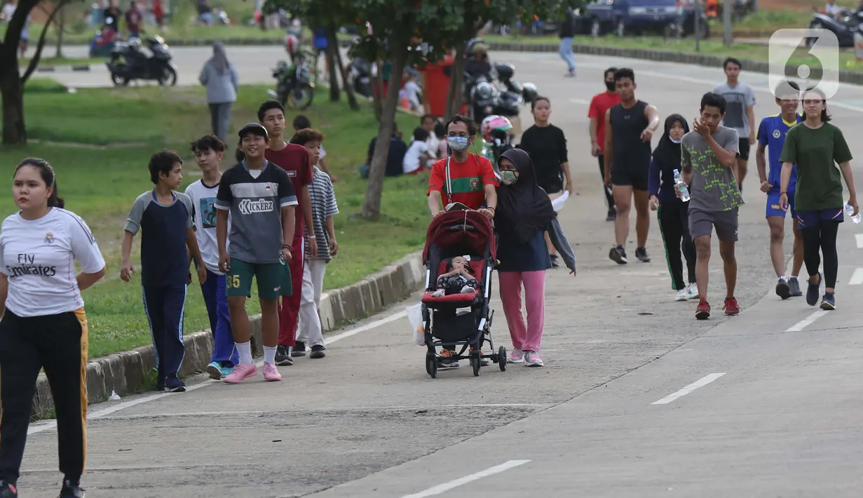 Warga beraktivitas di lingkar luar Stadion Pakansari, Kabupaten Bogor Jawa Barat, Kamis (26/11/2020). Hampir setiap sore kawasan lingkar luar Stadion Pakansari dipenuhi warga yang berolahraga namun sejumlah kendaraan bermotor masih terlihat melintasi area ini. (Liputan6.com/Helmi Fithriansyah)