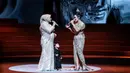 Kris Dayanti mengenakan halter dress berhiaskan payet berkilauan nuansa emas yang mewah. Di sisi kirinya, Aurel Hermansyah mengenakan cape dress berhiaskan payet dari Julianto Official.  [Instagram/aurelie.hermansyah]