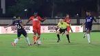 PT LIB dan PSSI menepati janjinya untuk memakai jasa wasit asing untuk kompetisi BRI Liga 1 2024 / 2025. Laga pekan perdana antara Semen Padang vs Borneo FC dipimpin oleh wasit asing asal Yordania Adham Mohammad Tumah. (Bola.com/M iqbal Ichsan)