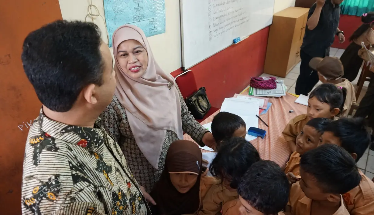 Menteri Kebudayaan dan Pendidikan Dasar dan Menengah Anies Baswedan berbincang dengan salah seorang guru SD di Depok, Jawa Barat. Foto diambil pada Jumat (14/11/2014) (Dokumentasi Pribadi)