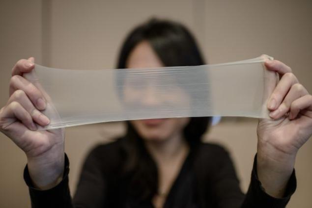 Kondom bahan latex paling tipis dan kuat yang masuk rekor dunia. |Photo copyright AFP