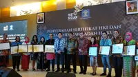 Menko Polhukam Wiranto memberikan sertifikat hak kekayaan intelektual (HKI) kepada puluhan pelaku ekonomi kreatif di Hotel JS Luwansa, Kuningan, Jakarta. (Liputan6.com/Nafiysul Qodar)