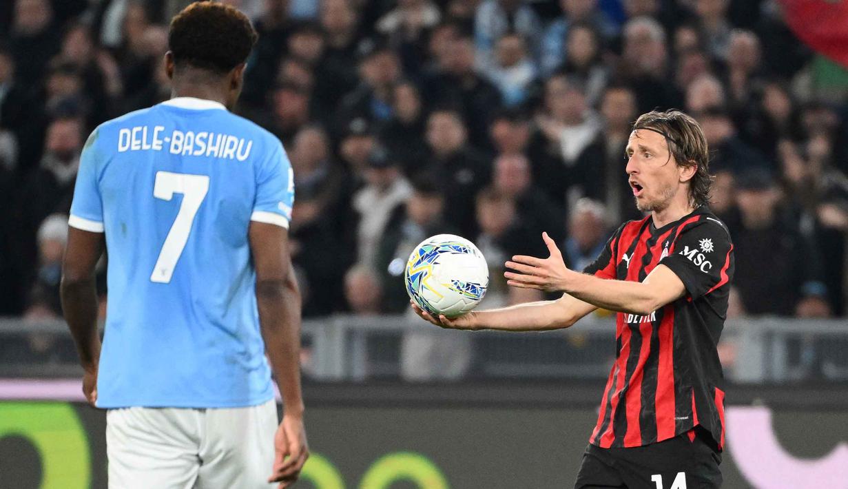 Berhadapan dengan Lazio, Rossoneri tumbang dengan skor tipis 1-0. Tampak dalam foto, ekspresi gelandang AC Milan asal Kroasia, Luka Modric (kanan) selama pertandingan pekan ke-29 Serie A Italia 2025/2026 melawan Lazio di Olimpico Stadium, Roma, Minggu 15 Maret 2026 waktu setempat atau Senin (16/3/2026) dini hari WIB. (Alberto PIZZOLI/AFP)