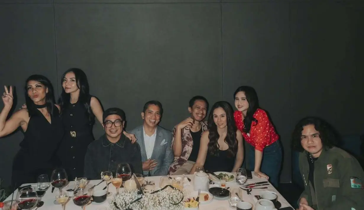 Acara ulang tahunnya berlangsung meriah dengan kejutan dari orang-orang terdekat, mulai dari keluarga, karyawan, hingga rekan-rekan artis. Tamu undangan juga tampil stylish. Salah satunya adalah Tissa Biani yang memilih gaya kasual chic dengan blus merah dan celana jeans, tampil serasi dengan sang kekasih, Dul Jaelani, yang mengenakan jaket bomber motif army.   [@wulanguritno].