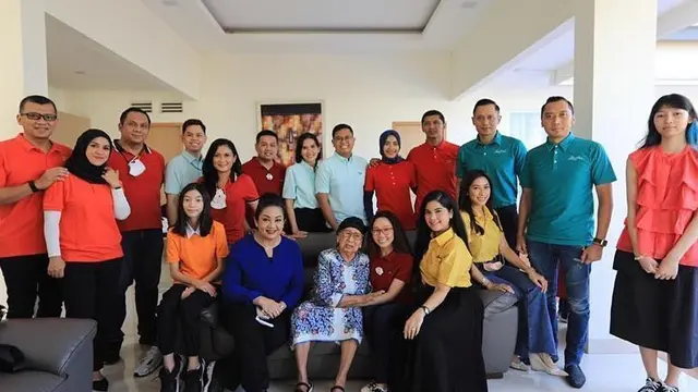 Mertua SBY Meninggal, Ini 7 Potret Kenangannya Bersama Menantu dan Cucu
