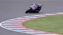 Pembalap Movistar Yamaha, Maverick Vinales memacu motornya selama balapan MotoGP Argentina di Sirkuit Termas de Rio Hondo, Minggu (9/4). Finis di urutan pertama membuat Vinales meraih dua kemenangan di MotoGP musim 2017. (AP Photo/Natacha Pisarenko)
