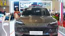 GJAW 2025 diikuti 80 peserta, dari 33 kendaraan penumpang, 10 merek sepeda motor, dan 2 merek karoseri, serta berbagai merek pendukung lainnya. Tampak dalam foto, seorang model berdiri di dekat Polytron G3 saat Gaikindo Jakarta Auto Week (GJAW) 2025 di Tangerang, Banten, Jumat 21 November 2025. (AP Photo/Tatan Syuflana)