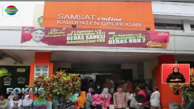 Para wajib pajak mengantre untuk mendapatkan dispensasi penghapusan denda yang pajaknya jatuh tempo pada saat tanggal merah kemarin.