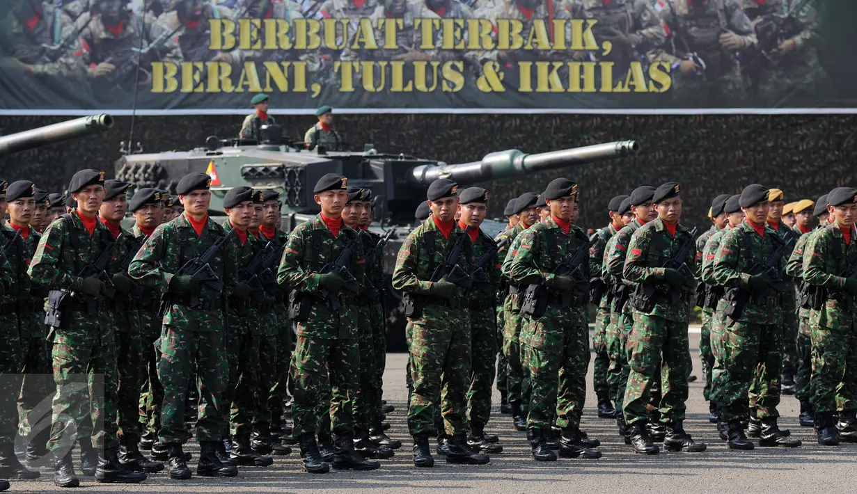 Personil TNI mengikuti upacara serah terima jabatan sepuluh perwira tinggi TNI AD di Markas Divisi Infanteri I Kostrad, Cilodong, Depok, Jawa Barat, Jumat (31/7/2015). Upacara dipimpin langsung KASAD Jenderal TNI Mulyono. (Liputan6.com/Helmi Fithriansyah)