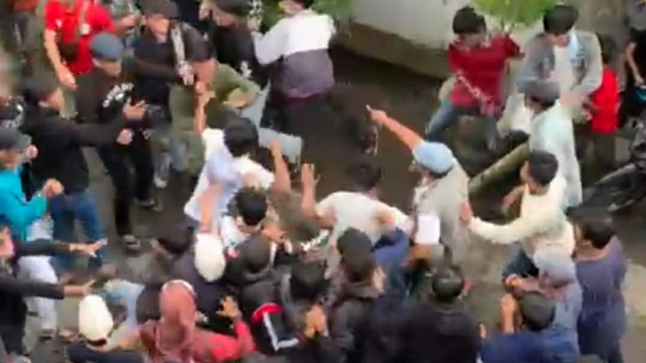 Keributan terjadi di Jalan raya Cijapati, Desa Karangmulya, Kecamatan Kadungora, Garut sekitar pukul 10.00 Rabu pagi, setelah upacara HUT Kemerdekaan RI selesai dilakukan warga. (LIputan6.com/Jayadi Supriadin)