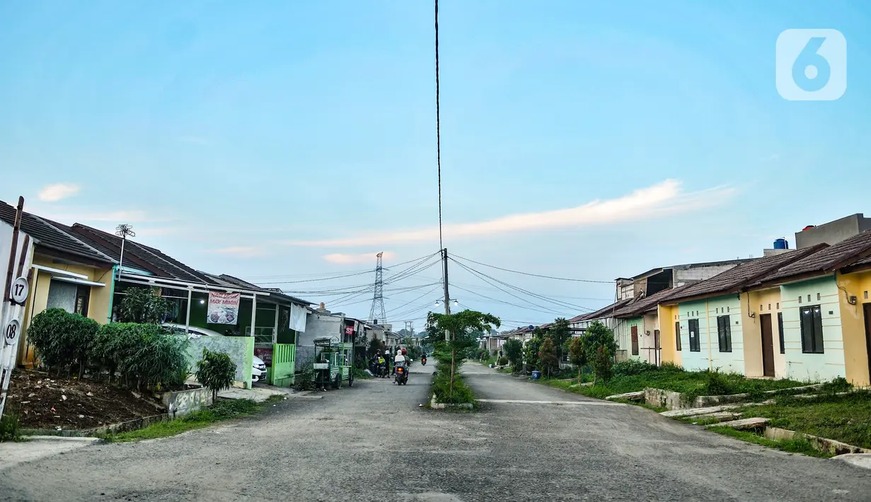 Suasana di perumahan subsidi Green Citayam City, Ragajaya, Bojong Gede, Kabupaten Bogor, Jawa Barat, Sabtu (13/2/2021). Kredit Pemilikan Rumah atau KPR pada 2021 diharapkan dapat berkontribusi pada perbaikan pertumbuhan ekonomi nasional. (merdeka.com/Iqbal S Nugroho)