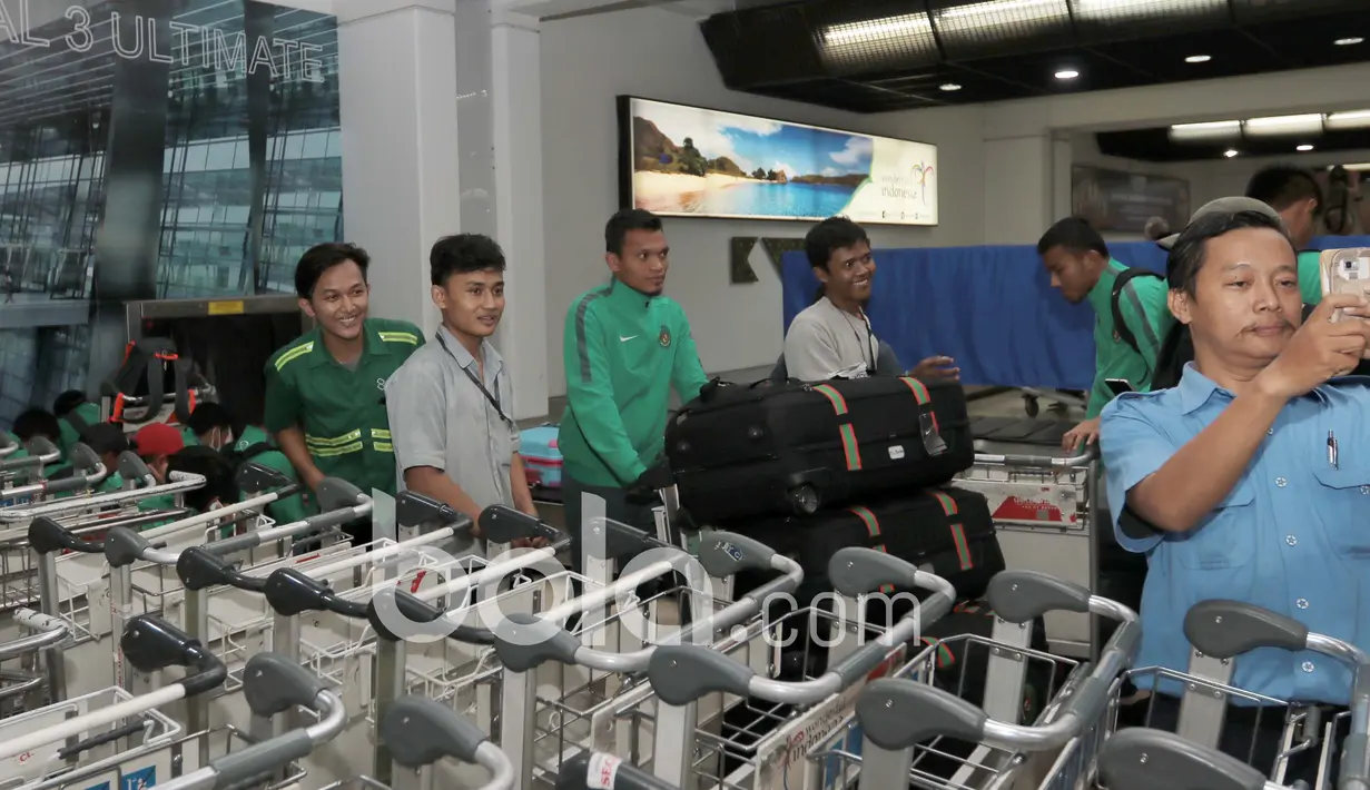 Petugas bandara berebut selvie bersama Ferdinand Sinaga saat Timnas Indonesia tiba dari Thailand di Bandara Soekarno-Hatta, Cengkareng, (18/12/2016). (Bola.com/Nicklas Hanoatubun)