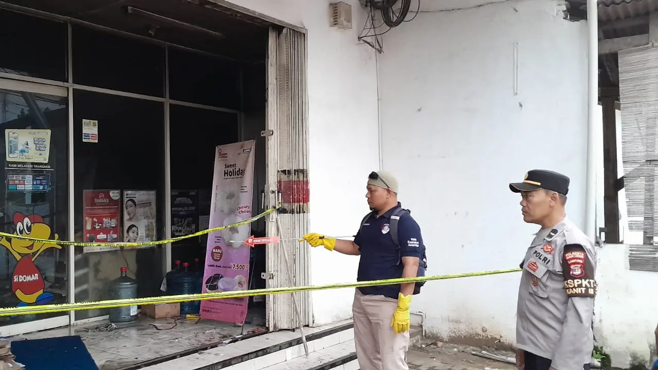 Polisi melakukan olah TKP pembobolan mesin ATM dan pembakaran minimarket di Bandar Lampung. Foto : (Istimewa).