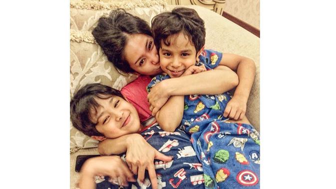 5 Gaya Bunga Zainal Bersama Dua Anaknya, Kompak Banget (sumber: Instagram.com/bungazainal05)