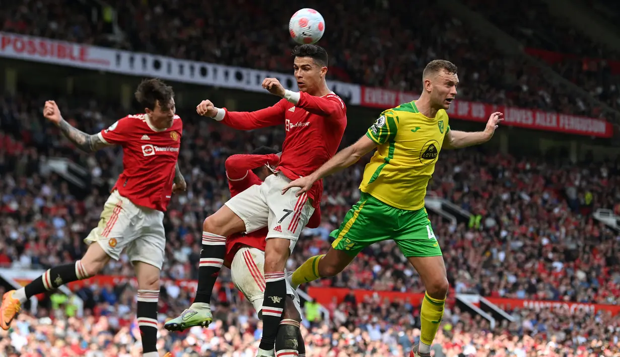 Gol kedua ia cetak lewat sundulan. Ronaldo sudah mencetak 21 gol dalam 34 penampilan untuk MU di semua kompetisi musim ini. Rinciannya adalah 15 gol di Premier League dan 6 gol di Liga Champions. (AFP/Paul Ellis)