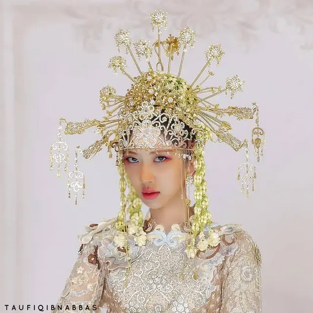 7 Editan Foto Artis Korea Pakai Busana Adat Indonesia Ini Bikin Senyum