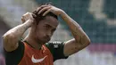 Pemain Timnas Indonesia, Gavin Kwan, merapihkan rambut saat latihan di Stadion Wibawa Mukti, Jawa Barat, Selasa (6/11). Latihan ini merupakan persiapan jelang Piala AFF 2018. (Bola.com/Vitalis Yogi Trisna)