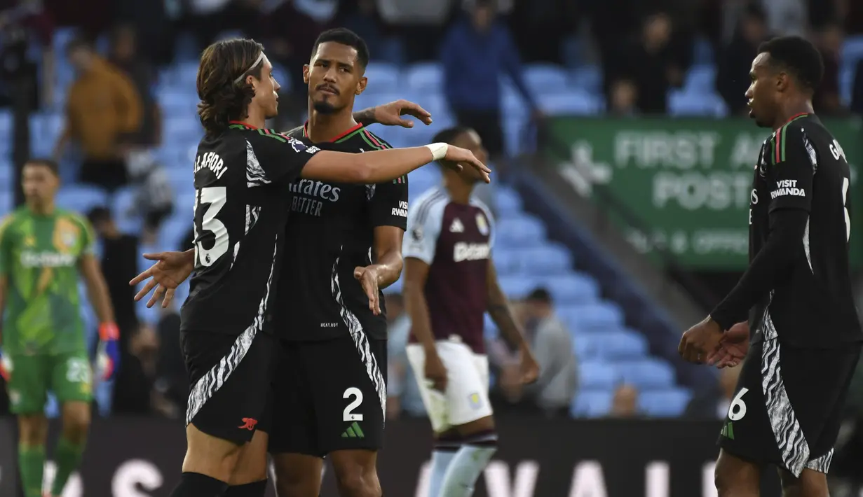 Pemain Arsenal Riccardo Calafiori, William Saliba dan Gabriel merayakan kemenangan tim mereka atas Aston Villa pada pekan kedua Premier League 2024/2025 di Villa Park, Birmingham, Sabtu (24/8/2024). (AP Photo/Rui Vieira)