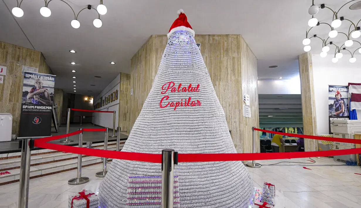 Pohon Natal yang terbuat dari botol vaksin COVID-19 kosong ditempatkan di pusat vaksinasi di Bucharest, Rumania, 6 Desember 2021. Salah satu pusat vaksinasi COVID-19 terbesar di Bucharest membangun pohon Natal setinggi tiga meter dari 19 ribu botol vaksin COVID-19 kosong.(AP Photo/Andreea Alexandru)