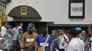 Tersangka JL mengikuti proses rekonstruksi pembunuhan aktivis Jopi Peranginangin, Kemang, Jakarta, Kamis (11/06/2015). Proses rekonstruksi tersebut terdiri dari 31 reka adegan yang diperankan oleh tersangka dan saksi-saksi. (Liputan6.com/Andrian M Tunay)