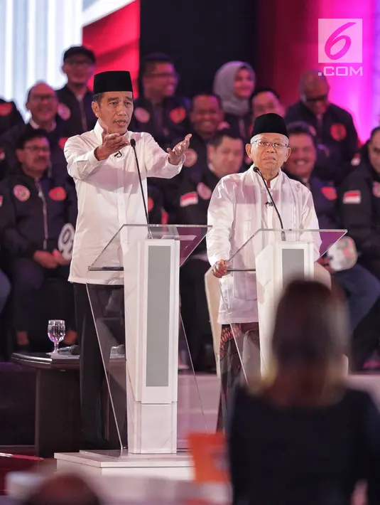Capres dan Cawapres nomor urut 01 Joko Widodo-Ma'ruf Amin saat Debat Capres Pilpres 2019 pertama di Hotel Bidakara, Jakarta, Kamis (17/1). Debat perdana ini mengangkat tema hukum, hak asasi manusia, terorisme, dan korupsi. (Liputan6.com/Faizal Fanani)
