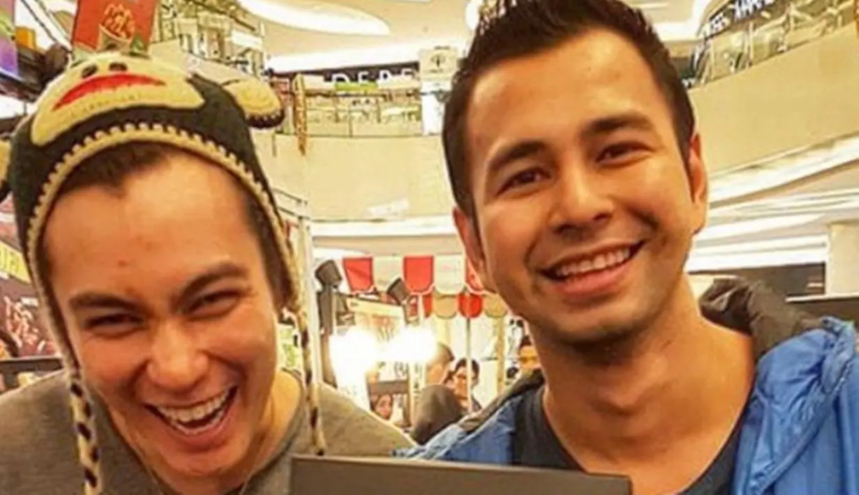 Sudah jadi rahasia umum betapa Raffi dan Baim adalah dua orang yang bersahabat dekat. Mereka memulai karier sama-sama dari nol bertahun-tahun silam. Mengawali karier dari sinetron, kala itu mereka sukses jadi idola para remaja. (Liputan6.com/IG/@raffinagita1717)