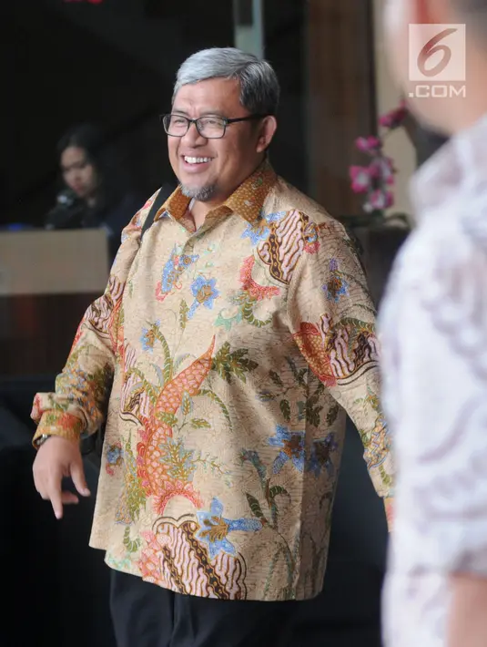 Mantan Gubernur Jawa Barat Ahmad Heryawan (Aher) usai menjalani pemeriksaan oleh penyidik di Gedung KPK, Jakarta, Selasa (27/08/2019). 
Aher diperiksa sebagai saksi untuk tersangka Sekda Jawa Barat Iwa Karniwa terkait dugaan suap kasus pemberian izin proyek Meikarta. (merdeka.com/Dwi Narwoko)