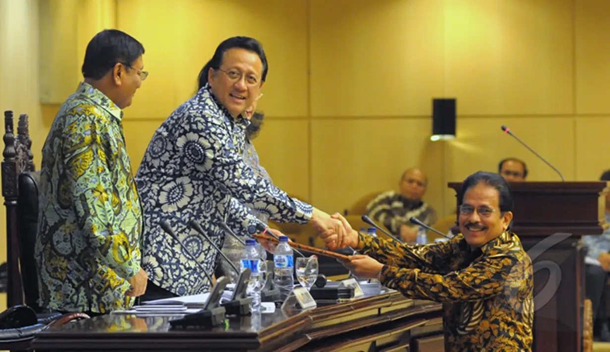 Menko bidang Perekonomian Sofyan Djalil (kanan) bersalaman dengan Ketua DPD RI Irman Gusman usai membacakan jawaban Presiden mengenai kebijakan penaikan harga BBM, Senayan, Jakarta, Rabu (18/02/2015). (Liputan6.com/Andrian M Tunay)