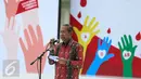 Pelaksana Harian Ketua Umum PMI Ginadnjar Kartasasmita memberi sambutan di Istana Bogor, Jumat (18/12). Di acara itu, 893 orang yang telah melakukan 100 kali donor darah mendapat Tanda Kehormatan Satyalencana Kebaktian Sosial (Liputan6.com/Faizal Fanani)