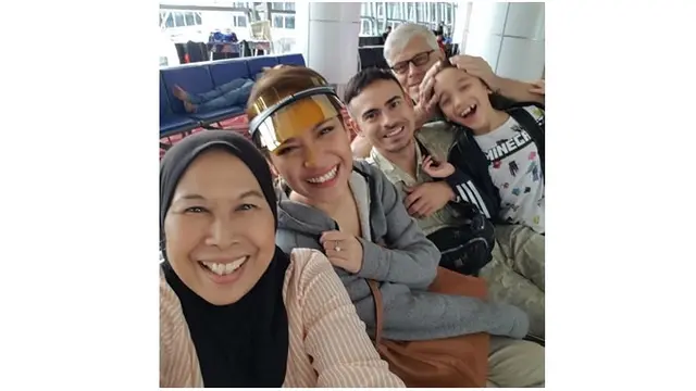 Ashraf Sinclair merupakan putra pasangan Mohamed Anthony John Sinclair dan Khadijah Abdul Rahman.