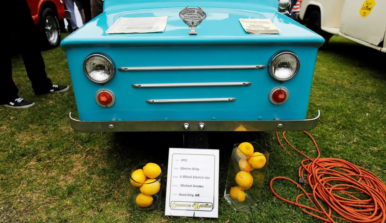 Sebuah mobil 1973 Electra-King 3-Wheel Electric Car saat dipamerkan di Concours d'LeMons, Seaside, California, AS, (20/8). Para pengunjung dibuat terpana dengan Mobil antik yang dipamerkan dan ingin memilikinya. (Reuters/Michael Fiala) 