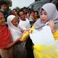 Istri Gubernur Kalimantan Selatan, Raudatul Jannah terjun langsung berbagi kepada masyarakat terdampak banjir di Desa Sungai Rangas Ulu, Kecamatan Martapura Barat, Kabupaten Banjar, Provinsi Kalimantan Selatan, Rabu (22/3/2023)